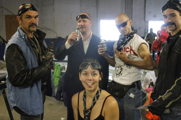 Bikers and Cartel having a few drinks before the game. First time I see Jack with foam bubbles in it ;)